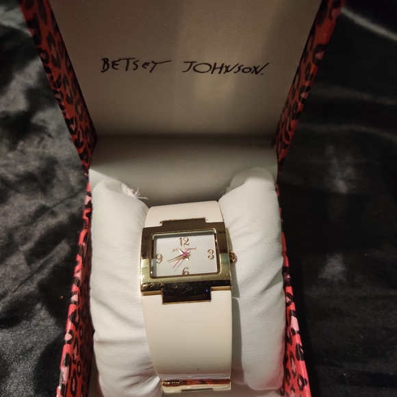 BETSEY JOHNSON WHITE ACRYLIC BAND GOLD TONE DIAL WATCH - Picture 1 of 7